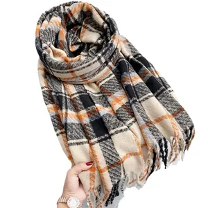 Sciarpa classica a quadri beige, nera e arancione con morbide frange per l'autunno e l'inverno