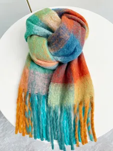 Dettaglio sciarpa a quadri arcobaleno in maglia spessa con lunghe frange decorative