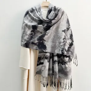 Sciopone in finto cashmere con motivo tie-dye a inchiostro e frange eleganti