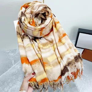 Sciarpa sfumata tie-dye in finto cashmere con frange per donna in autunno ed inverno