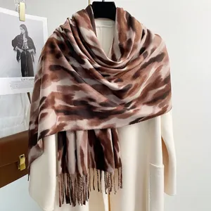 Sciarpa calda da donna in finta cashmere con stampa leopardata e frange per l'inverno