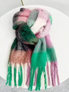 Dettaglio della sciarpa in mohair a quadri arcobaleno con trama spessa e frange