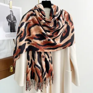 Scialle pashmina in cashmere con stampa leopardata, nappe e tessuto spesso caldo