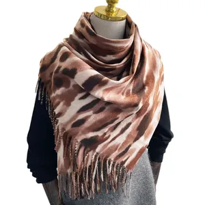 Elegante scialle spesso in pashmina con stampa leopardata e nappe su un manichino di moda
