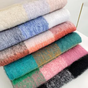 Sciarpa a quadri arcobaleno con spessa trama in mohair e morbide nappe a frange