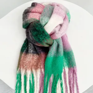 Sciarpa a quadri arcobaleno in mohair spessa con frange su piedistallo bianco