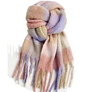 Morbida sciarpa a quadri arcobaleno rosa e viola con lunghe frange per l'inverno