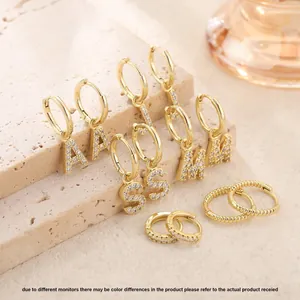 Set di Orecchini a Cerchio in Ottone Placcato Oro Con Pendente a Lettera Inglese Zirconia Intarsiata Con Perno in Argento Sterling 925