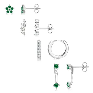 Détails d'un ensemble de boucles d'oreilles fleurs en argent avec cristaux vert émeraude