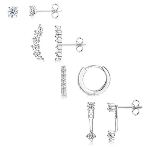 Détail macro de boucles d'oreilles fleurs plaquées argent serties de zircones