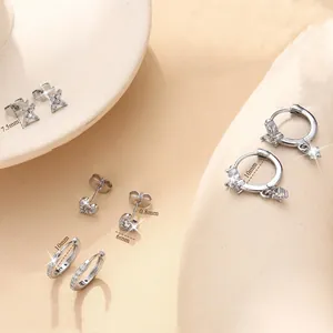 Détails de boucles d'oreilles en argent avec étoile en zircone et formes de cœur
