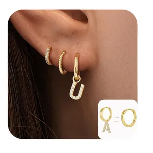 Set di orecchini a cerchio in oro con lettere in zircone e design a corda intrecciata