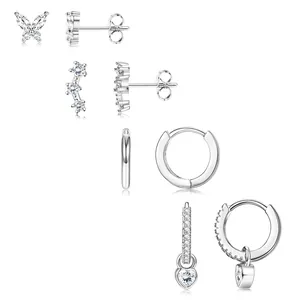 Détail de boucles d'oreilles fleurs et papillons avec pierres de zircone et placage doré