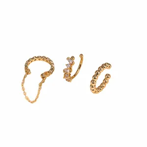 Σετ 3 χρυσά σκουλαρίκια ear cuff με αλυσίδα, ζιργκόν και ανάγλυφη υφή χαντρών
