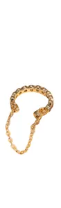 Λεπτομέρεια από χρυσό σκουλαρίκι ear cuff με κύκλους ζιργκόν και λεπτή μεταλλική αλυσίδα