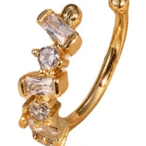 Χρυσό σκουλαρίκι ear cuff με ακανόνιστα ζιργκόν και μοντέρνο σχεδιασμό ανοιχτού γάντζου