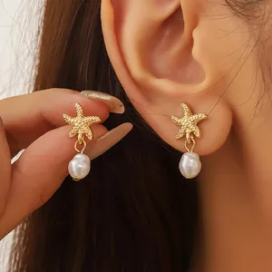 Elegante goldene Seestern-Ohrhänger mit weißen Barockperlen und langem Quasten-Design