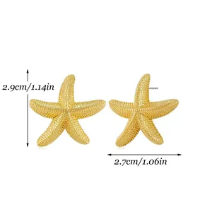 Goldene Seestern-Ohrstecker mit strukturierter Oberfläche und einer Höhe von 2,9 cm