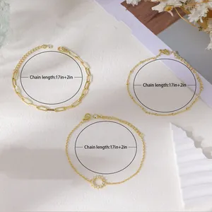 Ensemble de trois bracelets plaqués or avec chaînes trombones et breloque tournesol