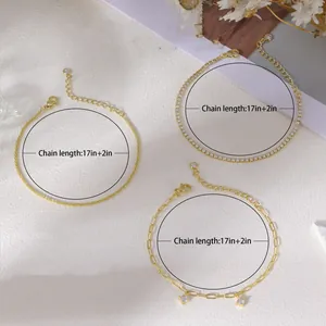 Ensemble de trois bracelets plaqués or avec trombones et zircons et breloque en cœur