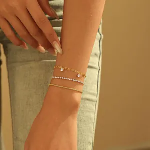 Ensemble de trois bracelets en laiton doré avec pierres de zircon et chaînes à maillons élégantes