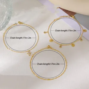 Ensemble de trois bracelets en laiton plaqué or avec pendentifs croix et zircons clairs