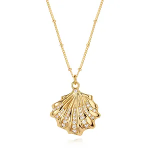 Détail du collier pendentif coquillage doré orné de trois rangées de zircons brillants