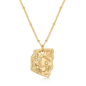 Collier en laiton doré avec pendentif crabe en relief et pierre de zircone incrustée