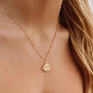 Collier chaîne à billes plaqué or avec pendentif coquillage et zircons brillants