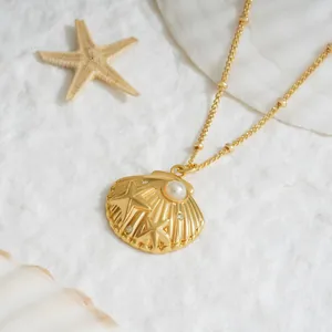 Collier avec pendentif coquillage doré, perle blanche et étoile de mer sur chaîne