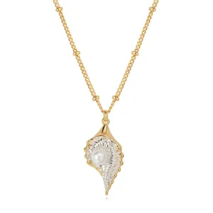 Collier doré avec pendentif coquillage et perle blanche au style bohème élégant