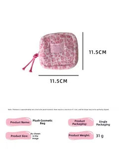 Détail de la trousse de maquillage en peluche léopard rose avec fermeture éclair