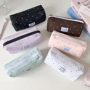 Pennenzakken met stippen in zes verschillende kleuren zoals zwart, roze en munt