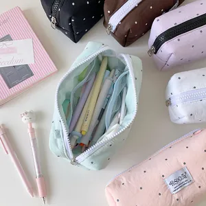 Pastelkleurige polkadot pennenzakken in diverse kleuren met ritssluiting en label