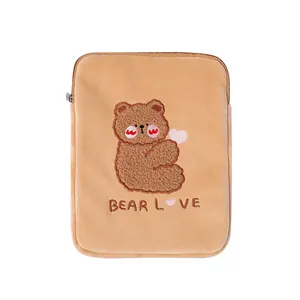 Funda de felpa para iPad de 11 pulgadas caqui con bordado de oso y cremallera de metal