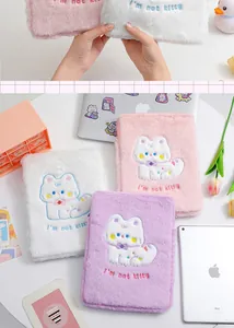 Dettaglio custodia iPad in peluche con ricamo a gatto e morbida trama in tessuto soffice