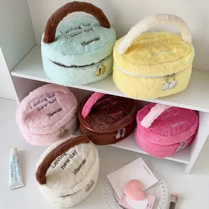 Detalle de neceseres de peluche coloridos con bordado de Hisocute en varios tonos