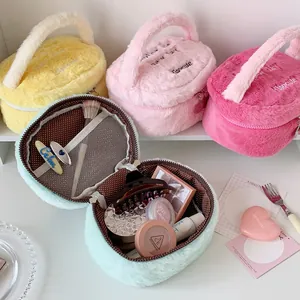 Neceser de felpa suave en colores pastel con bordado y asa cómoda para viajes y belleza