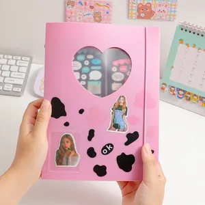 Detailopname van de roze matte A5-binder met hartvenster en koeienprint op de omslag