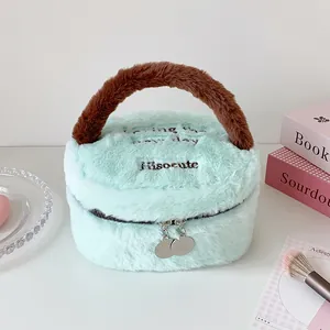 Detalle del neceser de felpa verde menta con bordados y cremalleras metálicas dobles