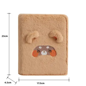 Dimensions détaillées du classeur A5 en peluche avec broderie raton laveur : 23x17,5x4,5cm