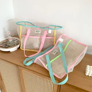Grande borsa da spiaggia in rete con manici colorati e capiente organizer a rete
