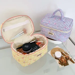 Grande trousse de maquillage à carreaux avec motifs nœuds et poignée en jaune et violet