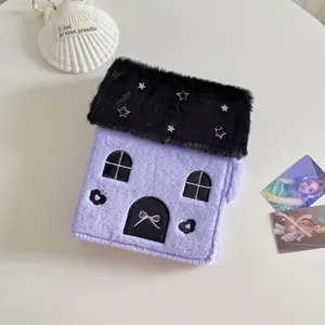 Macro-detail van een huisvormige paarse en zwarte pluche albumhoes met borduursel
