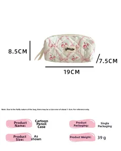 Dettaglio dimensioni 19x8,5x7,5cm e peso 39g per l'astuccio trapuntato con fiocco rosa