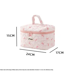 Détail de la trousse de toilette matelassée à carreaux roses, dimensions 24x17x15cm