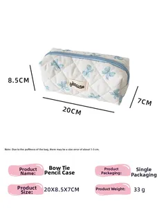 Quilted pouch with blue bows pattern showing 20x8.5x7cm dimensions and 33g weight