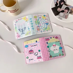 Detail eines rosa karierten Ordners mit Schleife und süßen Illustrationen für Fotokarten