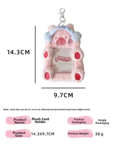 Detalle de la funda de felpa rosa para tarjetas con orejeras azules y medidas