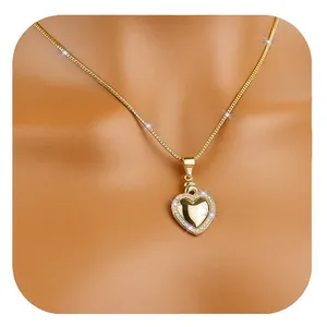 Elegante collar de latón dorado con colgante de corazón y cristales blancos